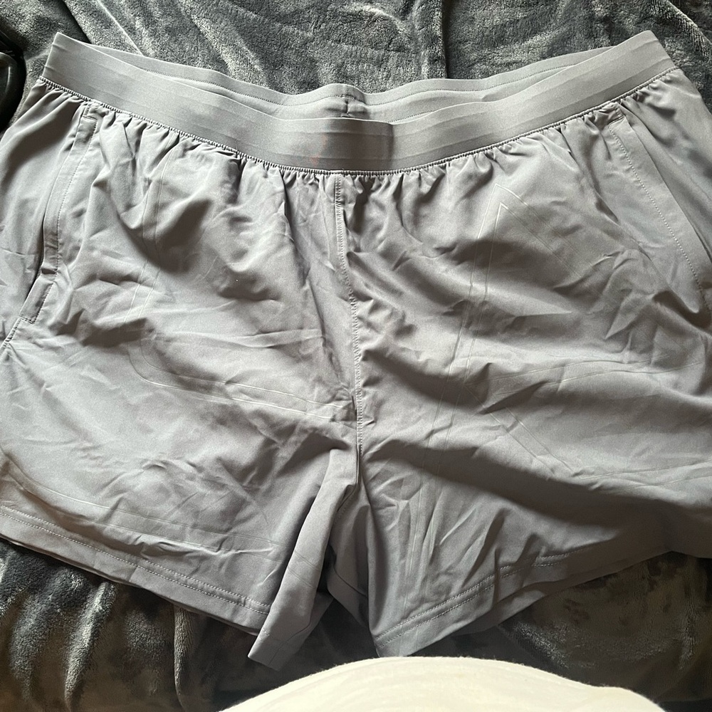Under Armour Men’s Grey shorts